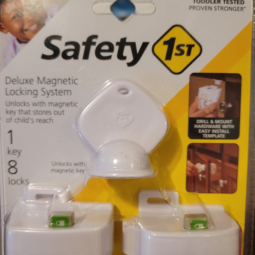 Safety First Deluxe Magnetic Locking System (8 locks with 1 key)